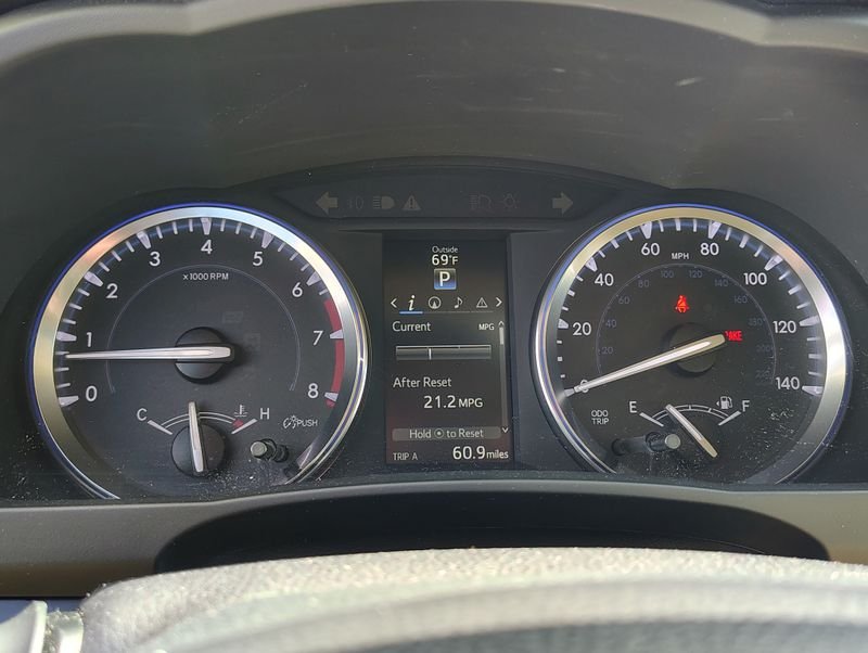 Used 2015 Red Toyota XLE V6 image 15