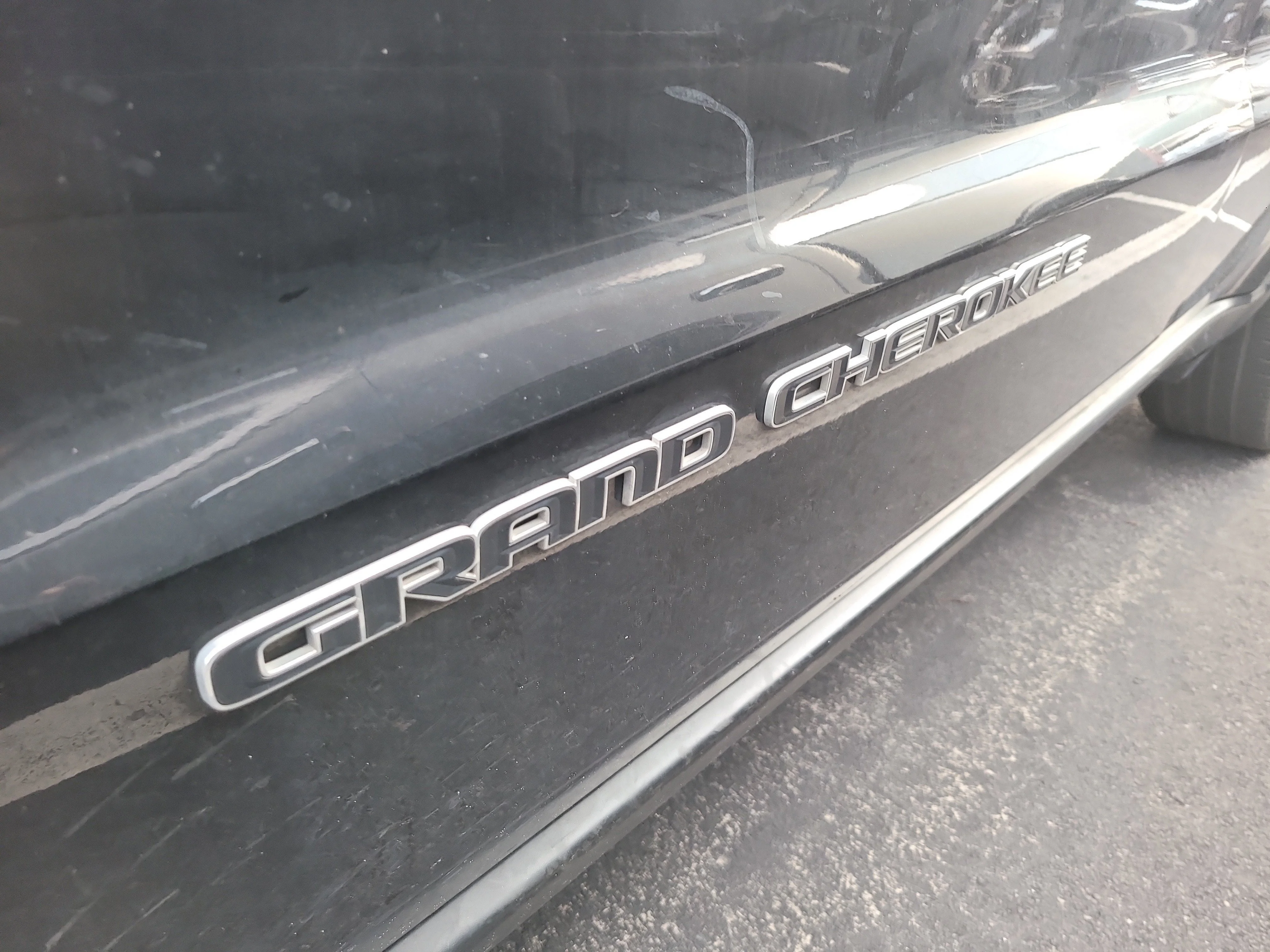 Used 2021 Diamond Black Crystal Pearlcoat Jeep Laredo E image 9