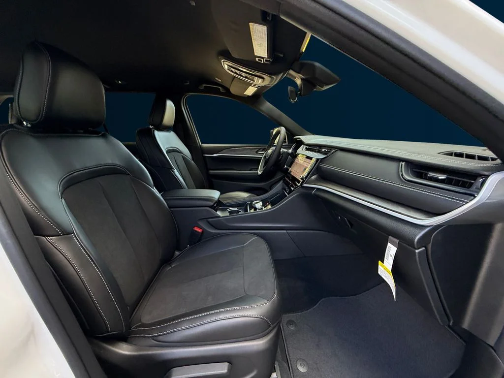 New 2027 White Jeep Laredo Altitude image 17