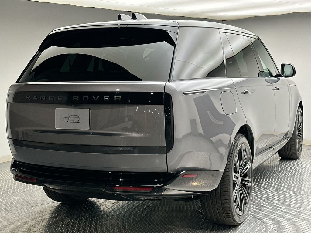 New 2026 Eiger Grey Land Rover SE image 3