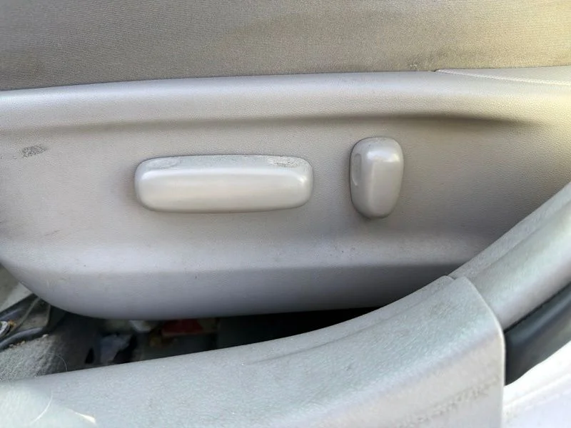 Used 2011 White Toyota LE image 12