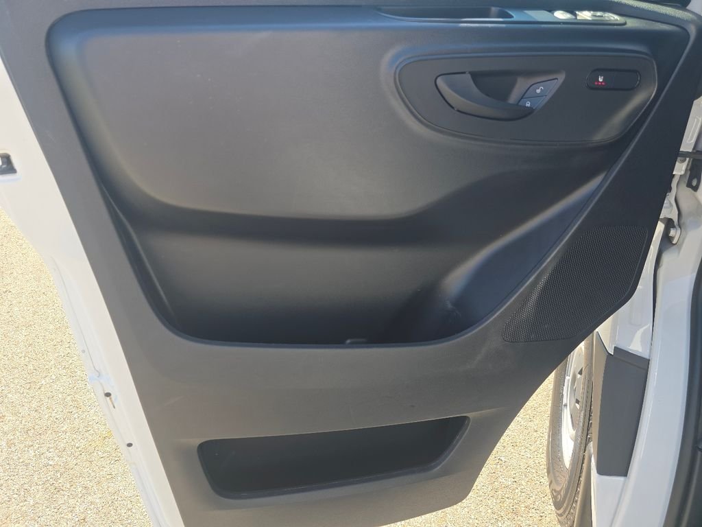 Used 2025  Mercedes-Benz Cargo 144 WB image 19