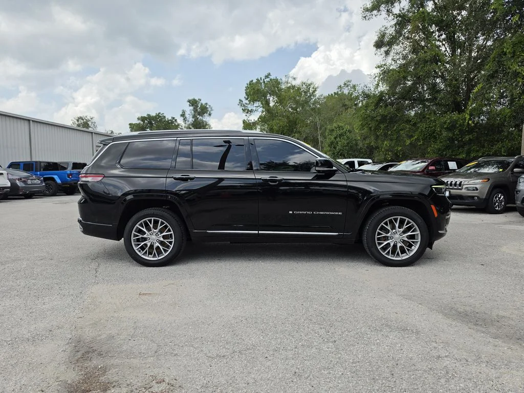 Used 2022 Diamond Black Jeep Summit image 3
