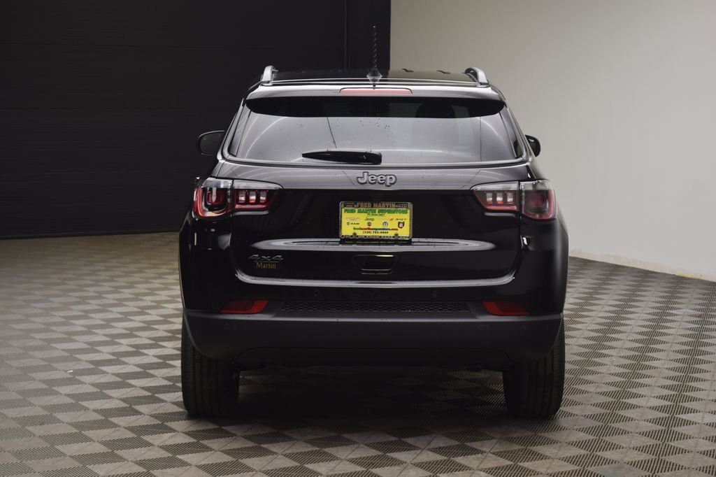 New 2026 Diamond Black Crystal Pearl-Coat Exterior Paint Jeep Limited image 12