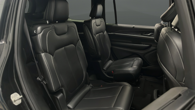 Used 2024 Diamond Black Crystal Pearlcoat Jeep Limited image 25