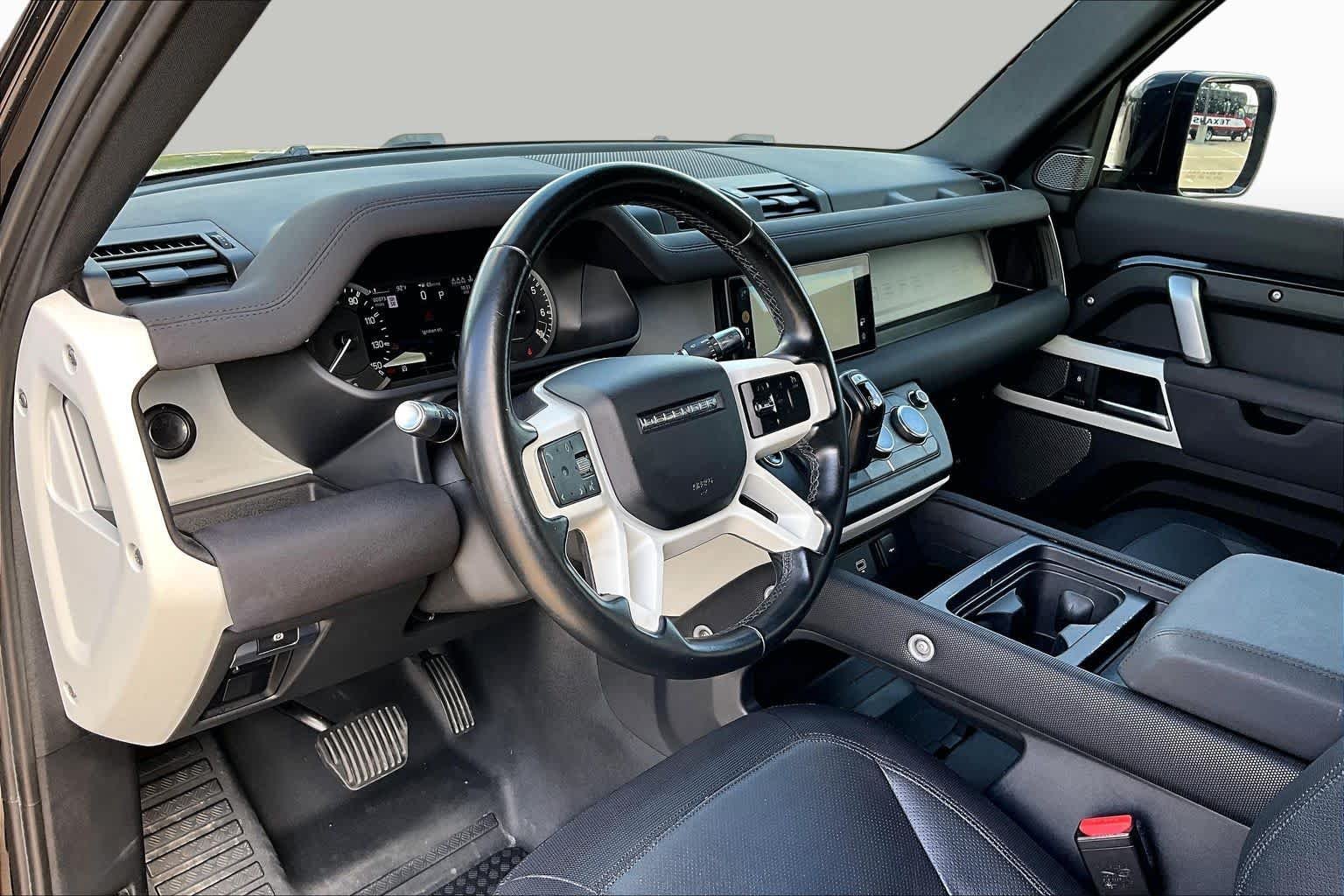 Used 2022 Santorini Black Metallic Land Rover X-Dynamic SE image 18
