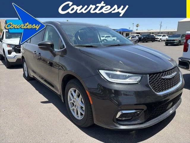 2023 Chrysler Pacifica Touring L's photo