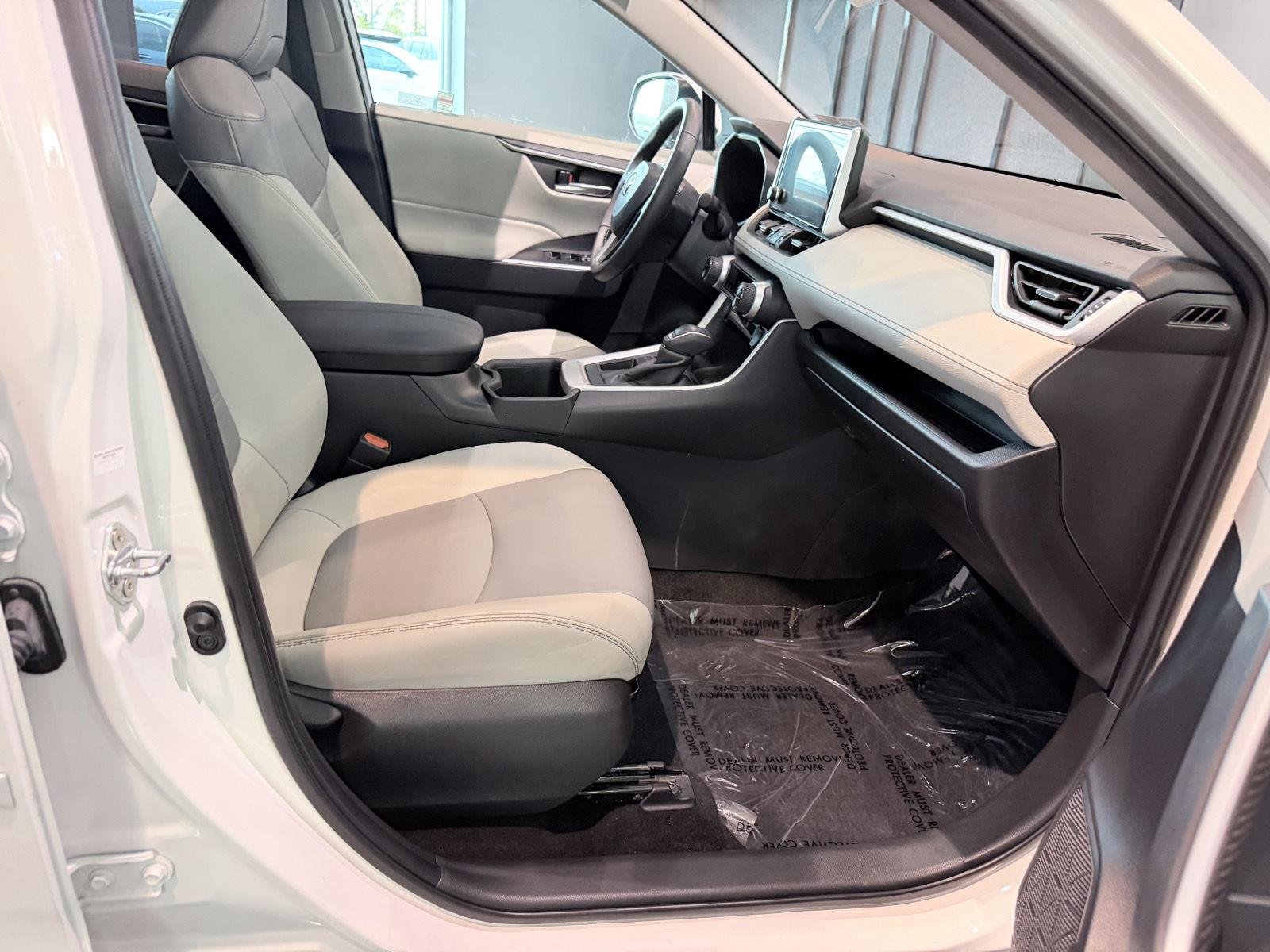 Used 2024 Wind Chill Pearl Toyota XLE Premium image 30