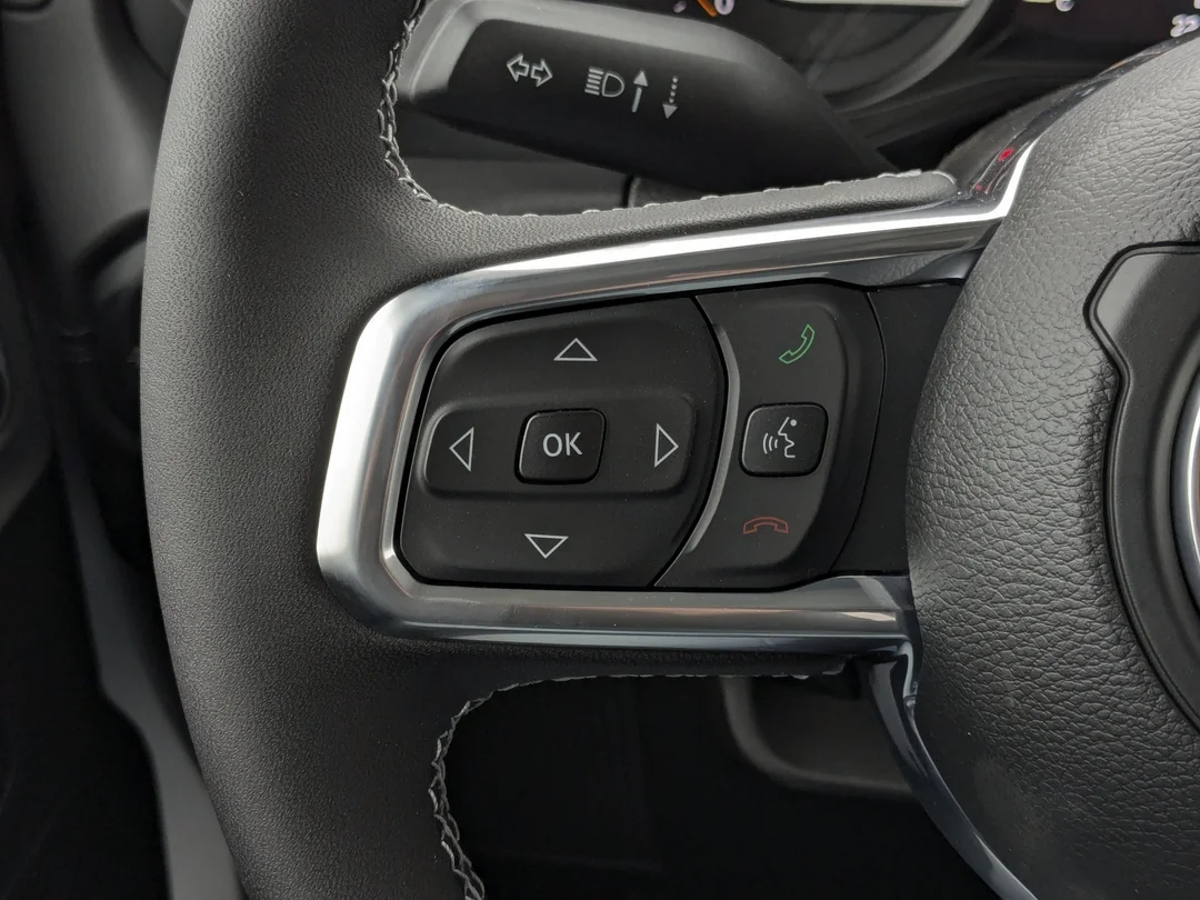 New 2025 White Jeep Sahara - - 4x4 - McKinley Leather Seats - Technology Grp - Safety Grp - Alpine Prem Audio & More! image 15