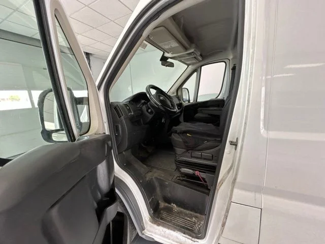 Used 2015 Bright White Clearcoat Ram Base image 9