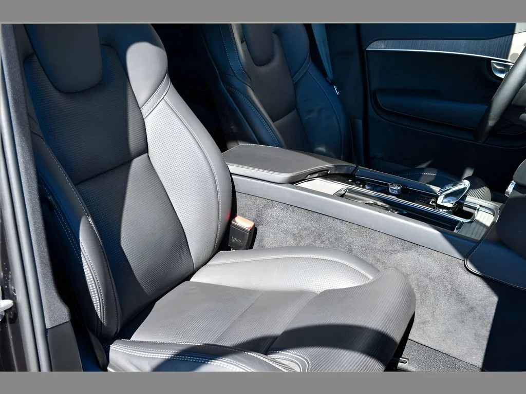 Used 2023 Onyx Black Metallic Volvo Ultimate image 32