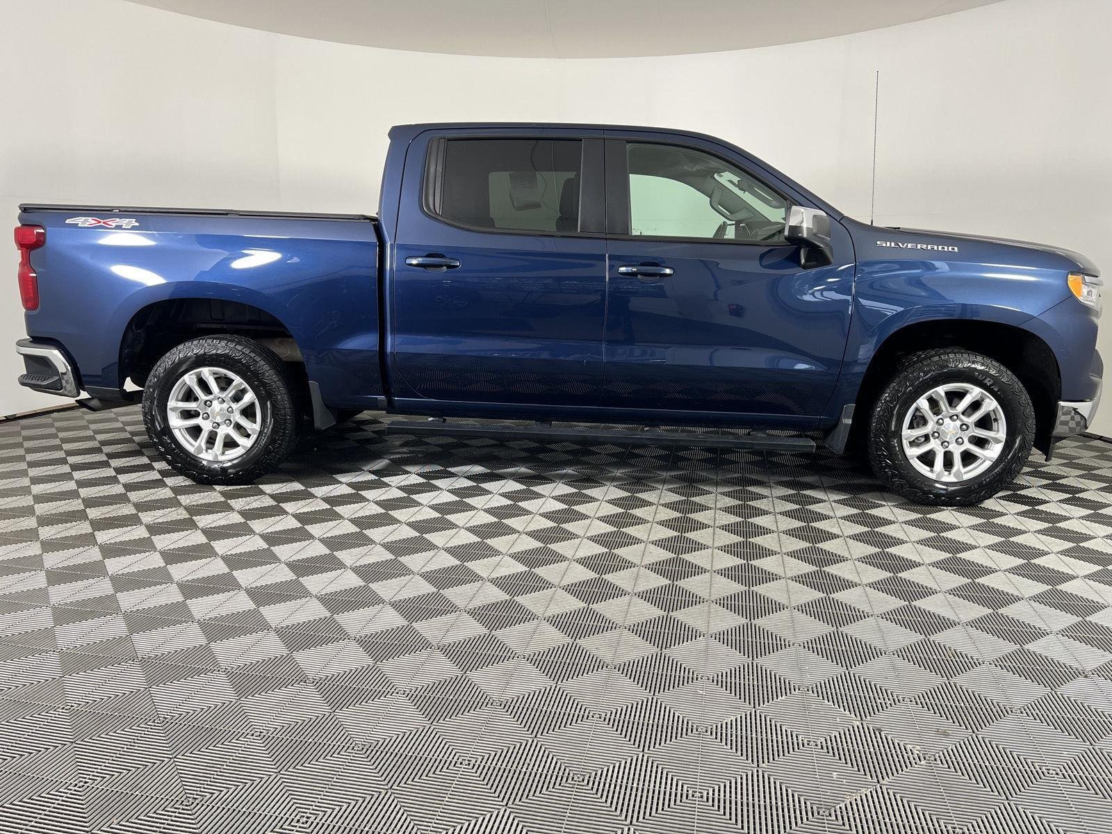 Used 2022 Northsky Blue Metallic Chevrolet LT image 9