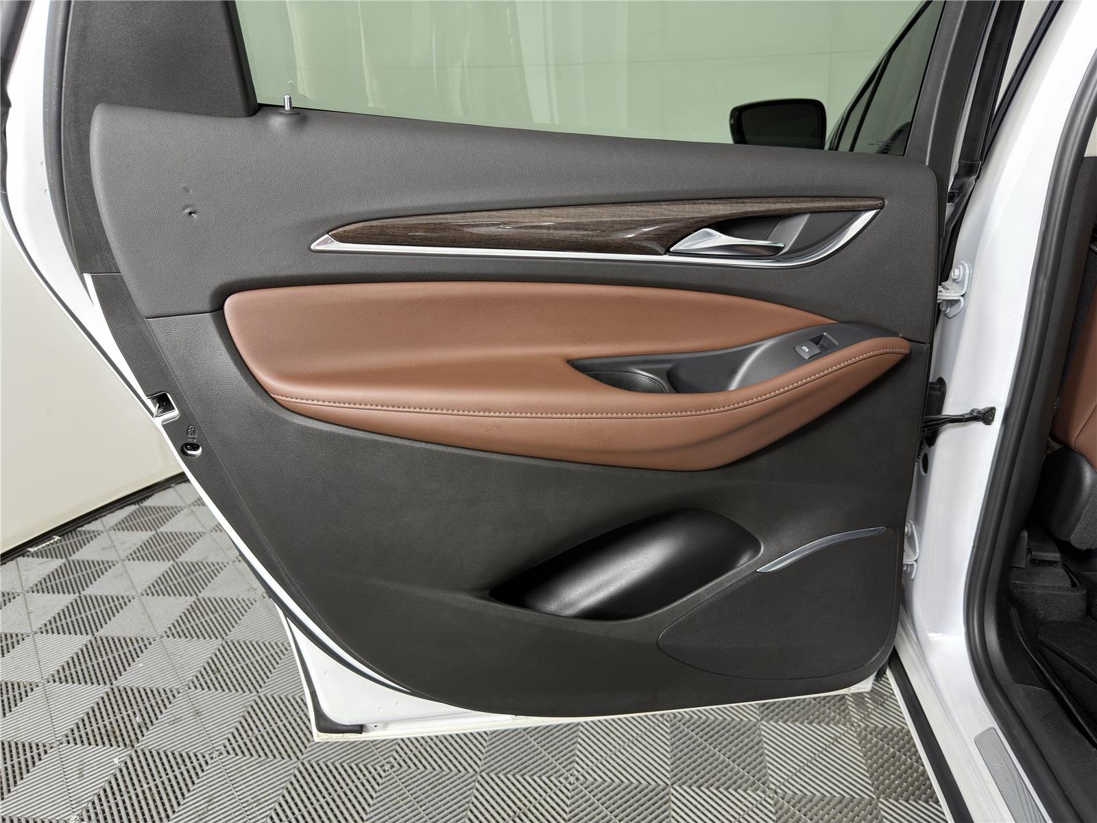 Used 2021 WHITE FROST TRICOAT Buick Avenir image 22