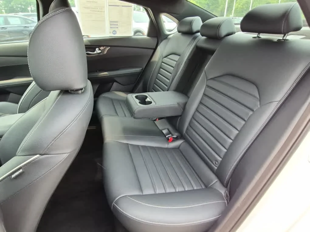 Used 2024 Snow White Pearl Kia GT-Line image 9