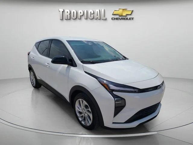 New 2027 Summit White Chevrolet LT image 7