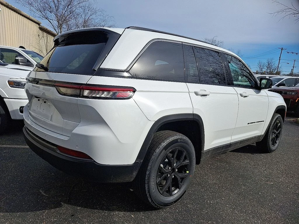 New 2026 Bright White Clear-Coat Exterior Paint Jeep Altitude image 4