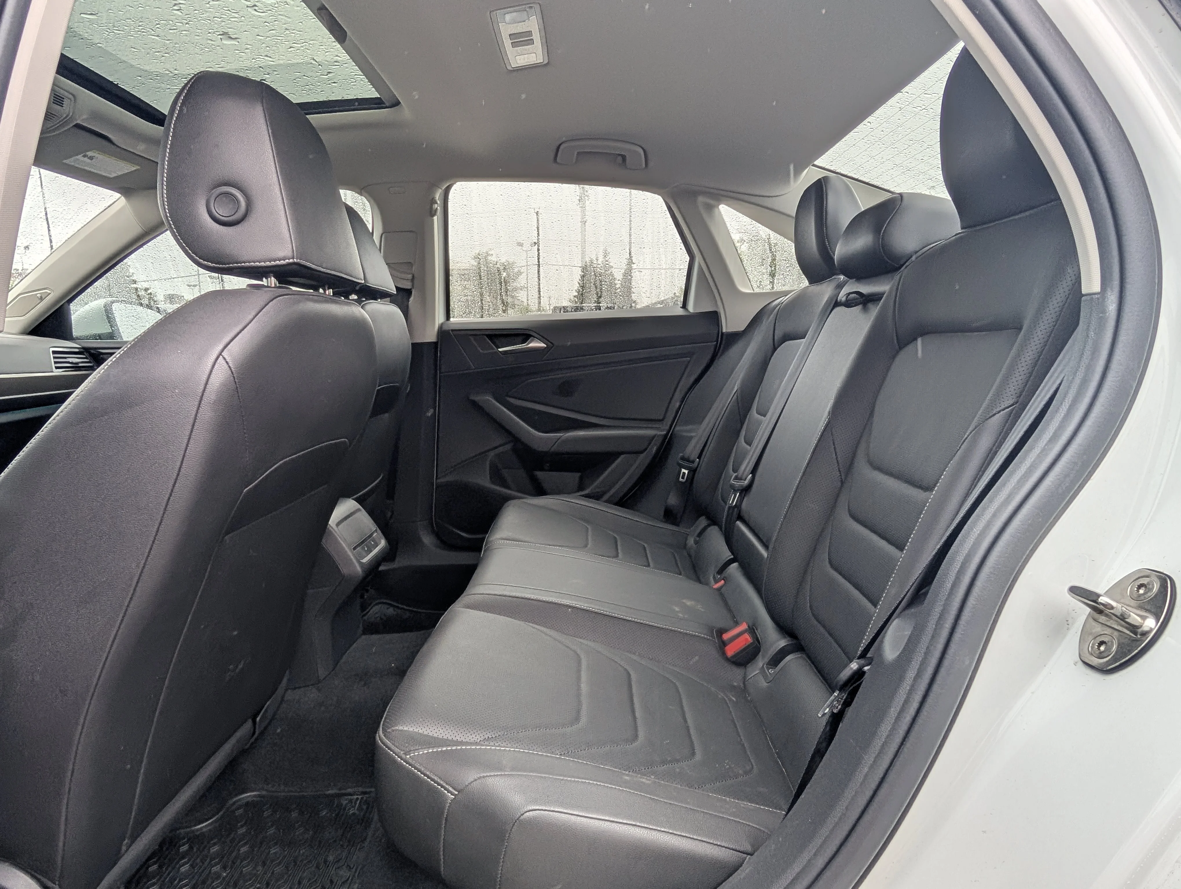 Used 2020 Pure White Volkswagen Execline image 18