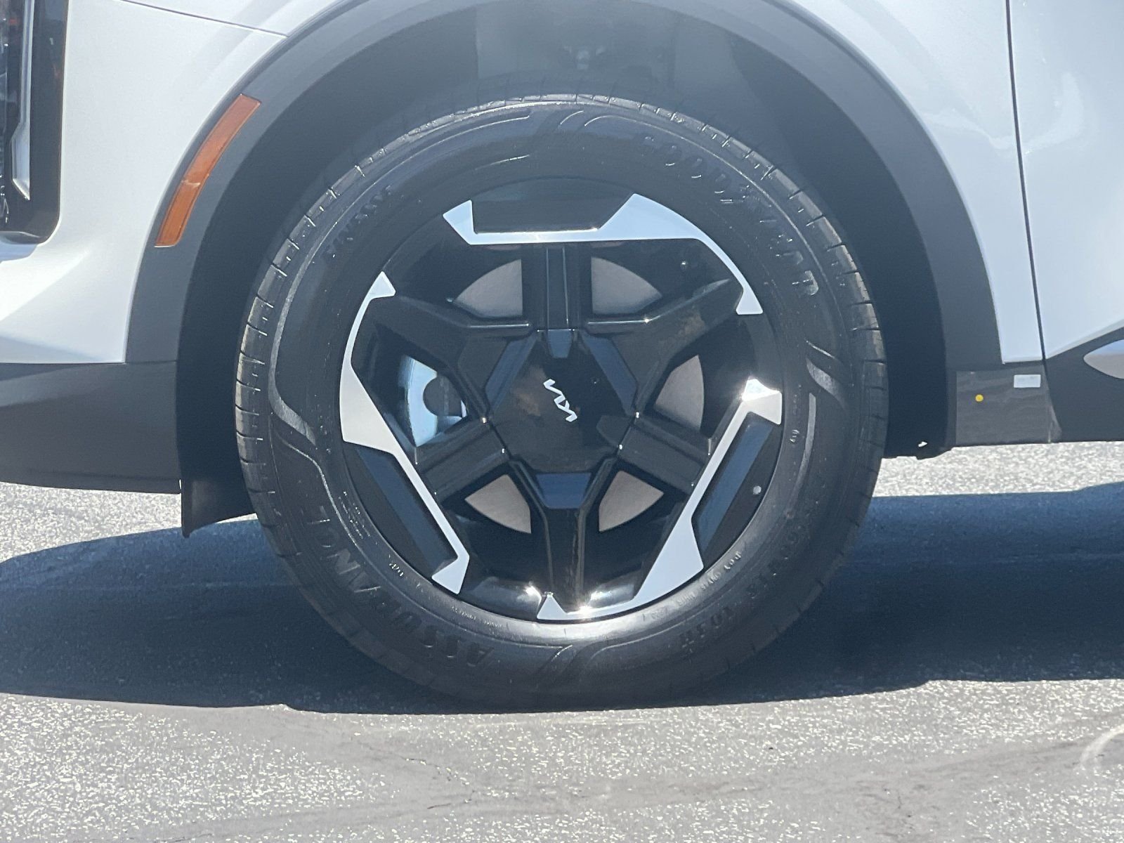New 2026 Snow White Pearl Kia S image 32
