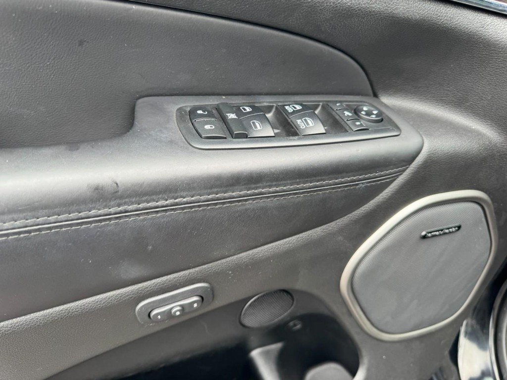 Used 2018 Diamond Black Crystal Pearlcoat Jeep Overland image 16