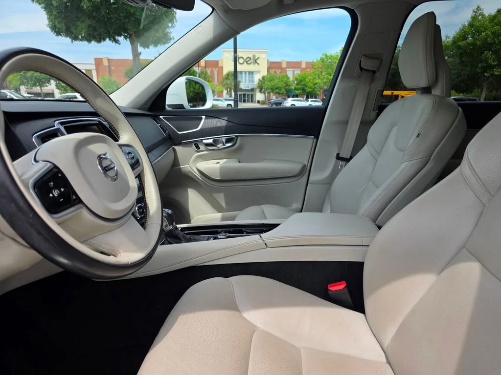 Used 2020 White Volvo T5 Momentum 7 Passenger image 17