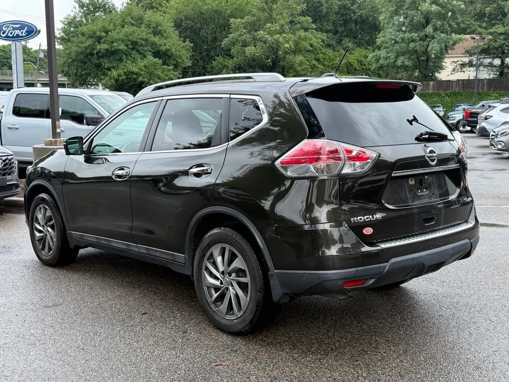 Used 2015 Black Nissan SL image 5
