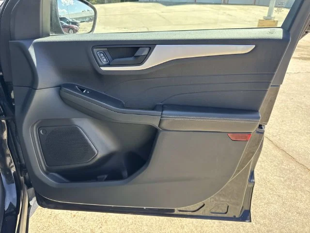 Used 2022 Black Ford SE image 35