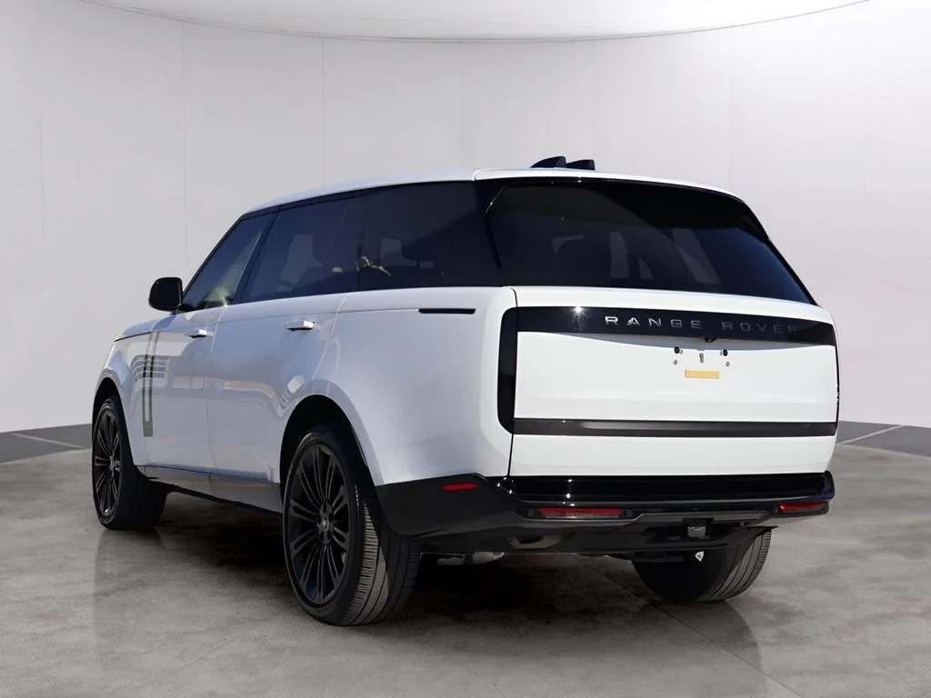 Used 2025 Fuji White Land Rover SE image 5