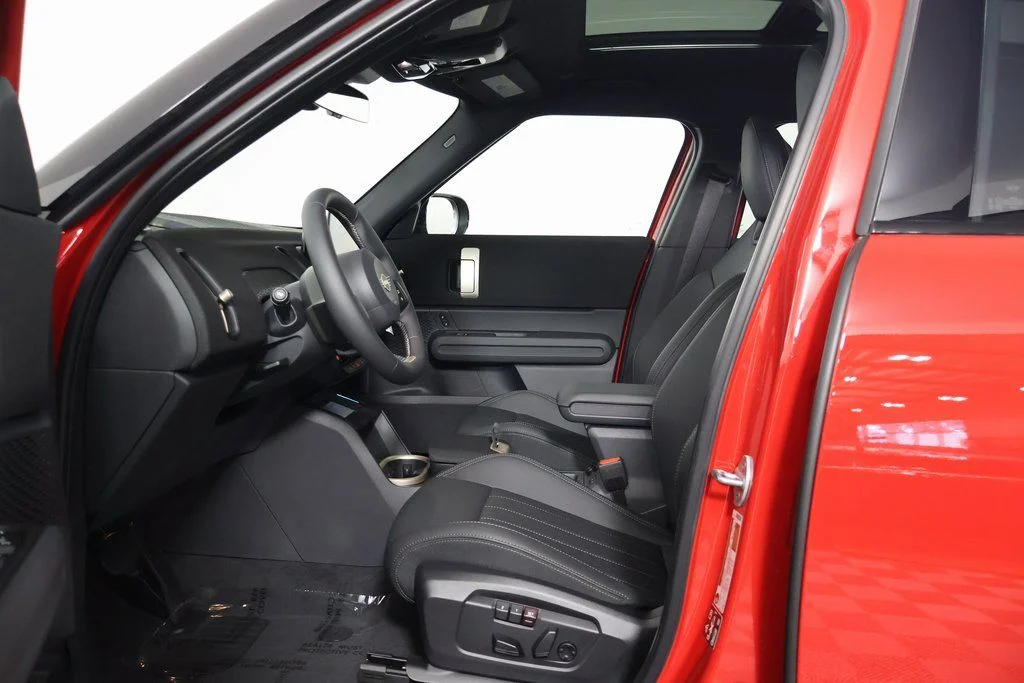 New 2027 Chili Red MINI Signature Plus image 5