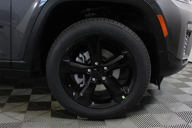 New 2026 Baltic Gray Metallic Clear-Coat Exterior Paint Jeep Limited image 28
