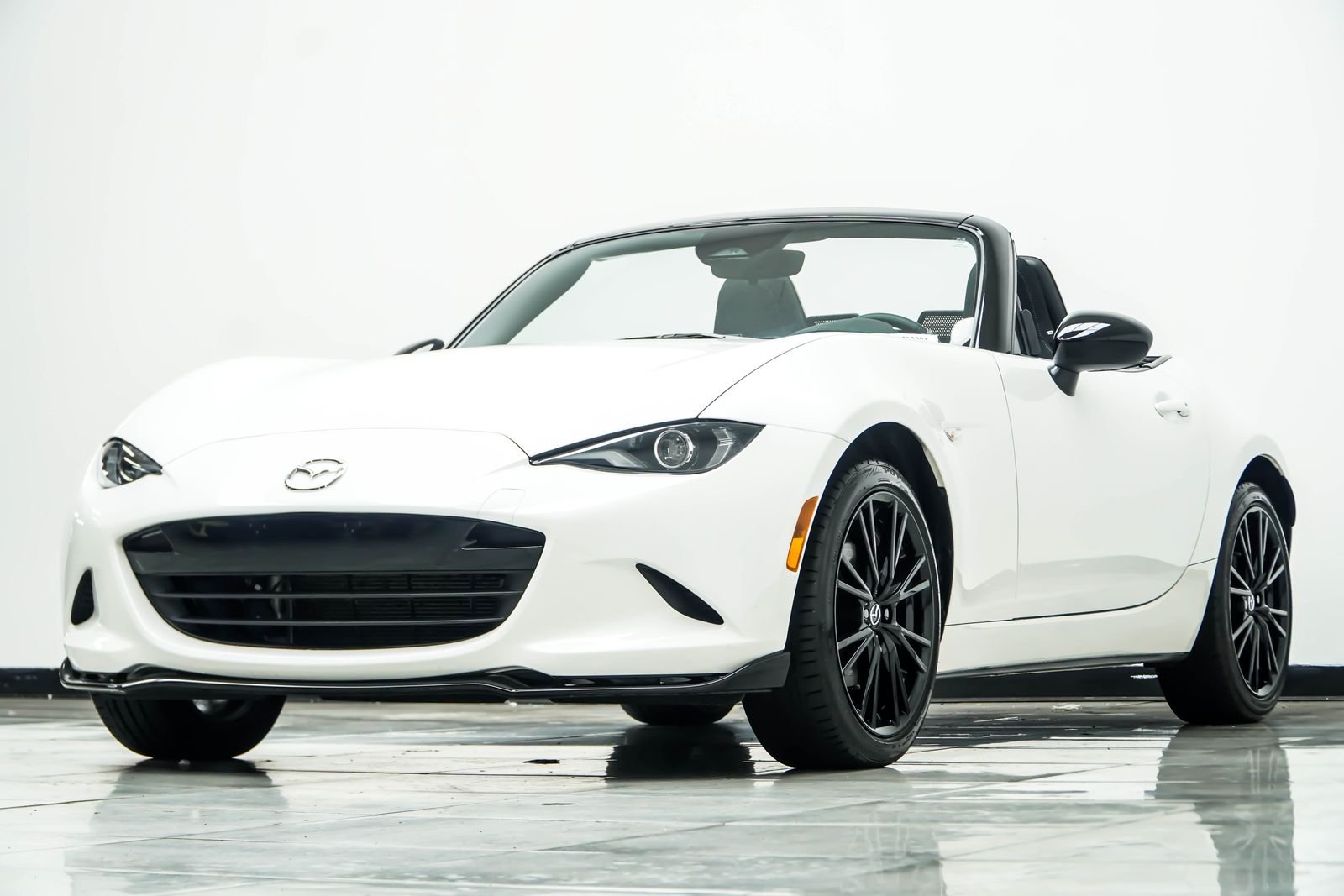 Used 2025 White Mazda Club image 13