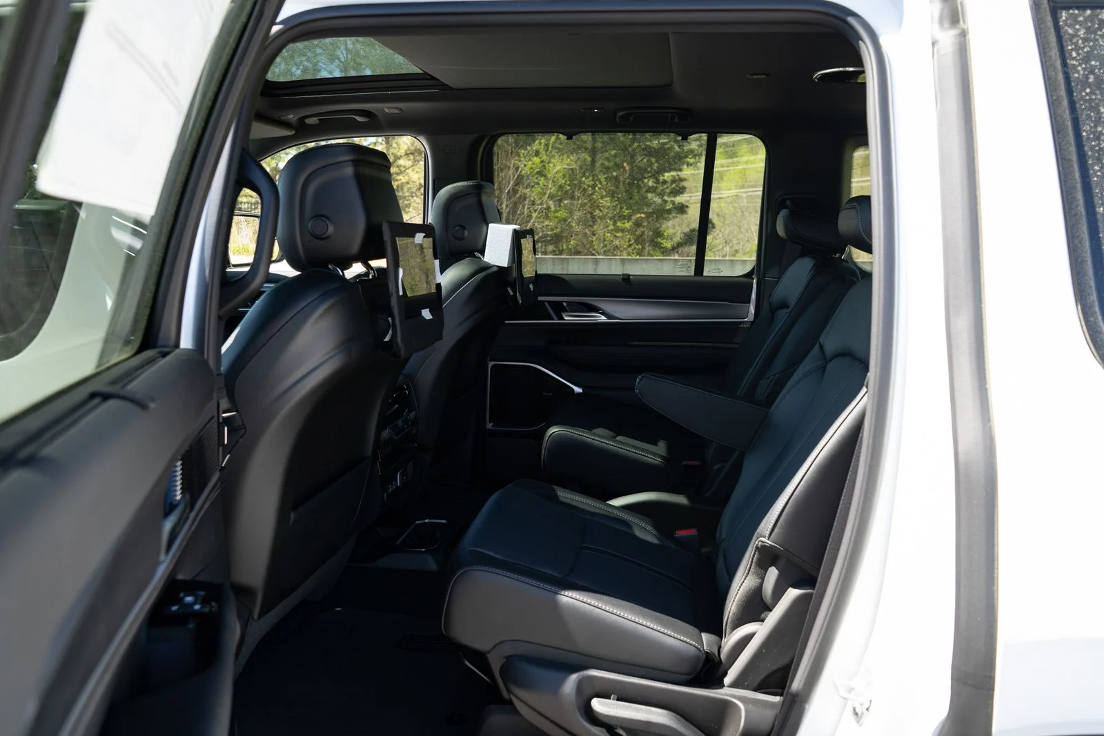 New 2026 Bright White Clear-Coat Exterior Paint Jeep Limited Reserve image 19