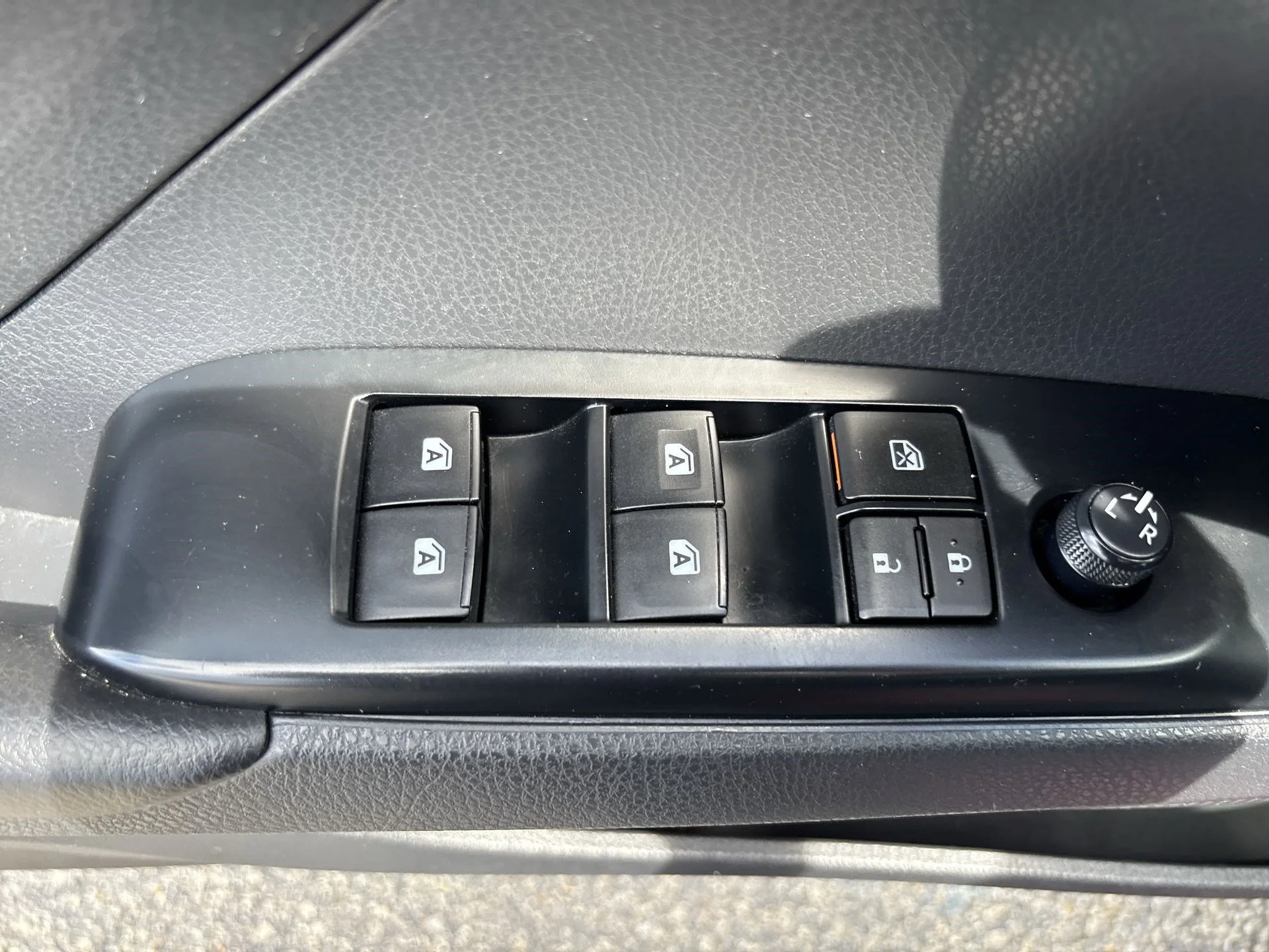 Used 2018 Pearl Toyota SE image 15