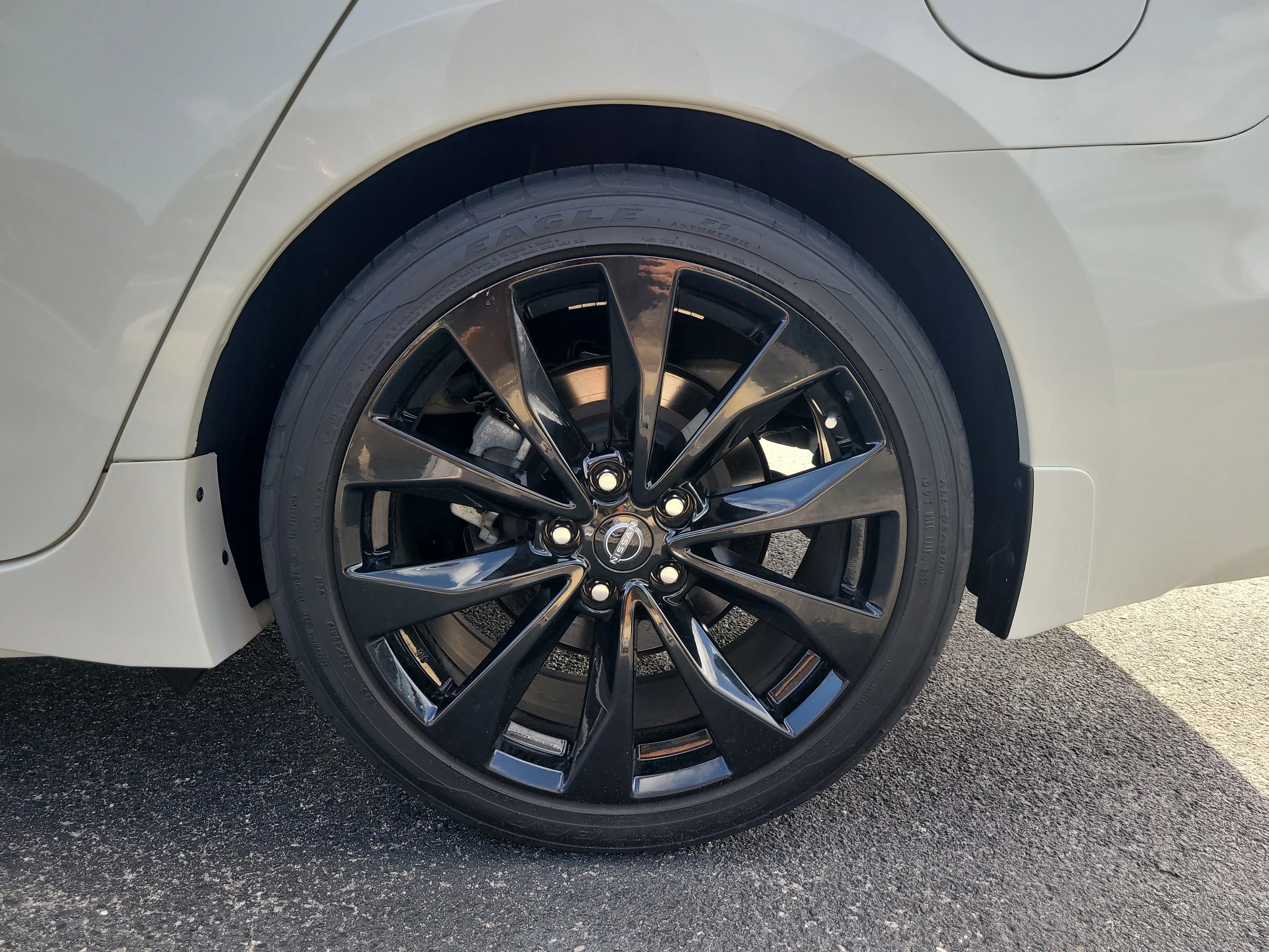 Used 2023 Pearl White Tricoat Nissan SR image 8