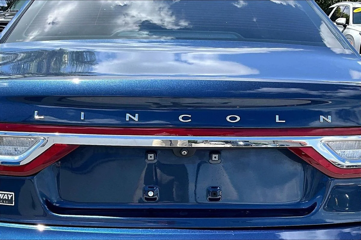 Used 2017 Blue Lincoln Select image 23