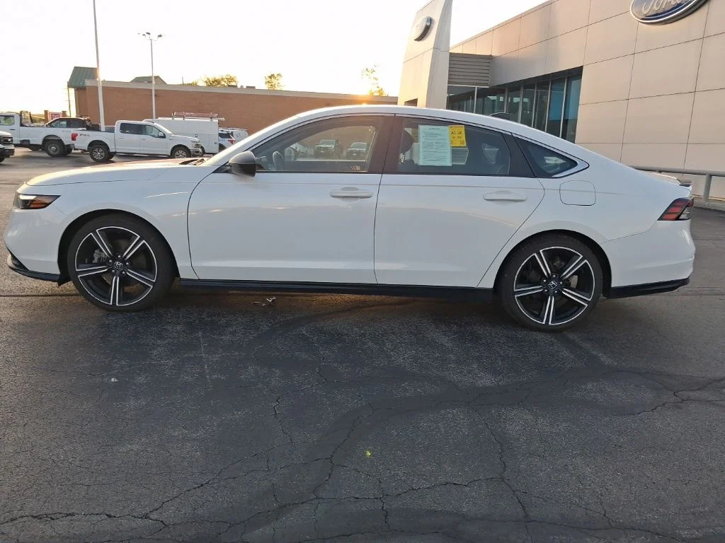 Used 2023  Honda Sport image 2