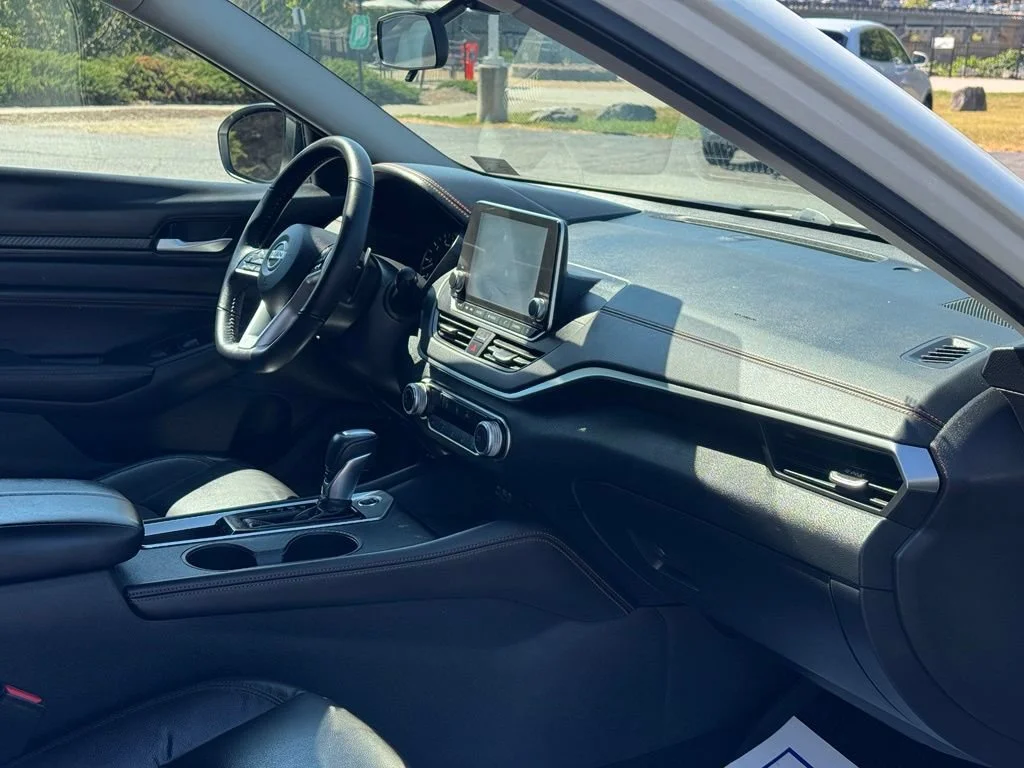 Used 2021 Qab/ White Tricoat Nissan 2.5 SR image 11