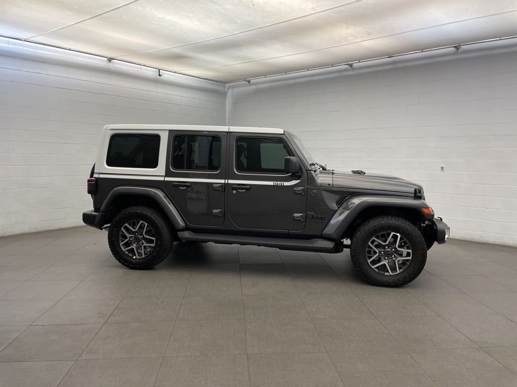 New 2026 Granite Crystal Metallic Clear-Coat Exterior Paint Jeep Sahara White Cap image 2