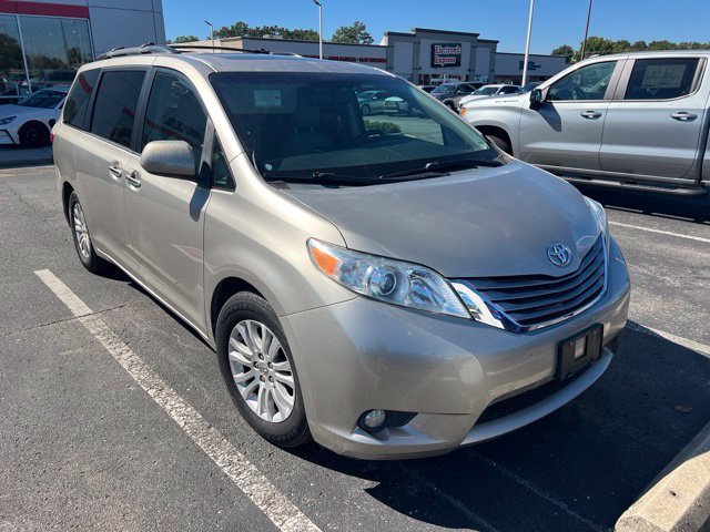 Used 2016  Toyota XLE image 2