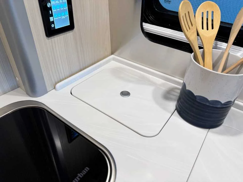 New 2025 Hightech Silver Premium Metallic AIRSTREAM  image 14