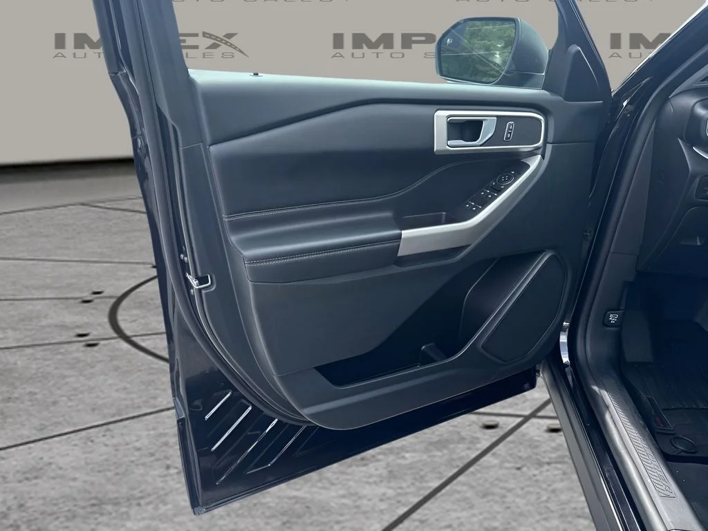 Used 2023 Black Ford XLT image 19