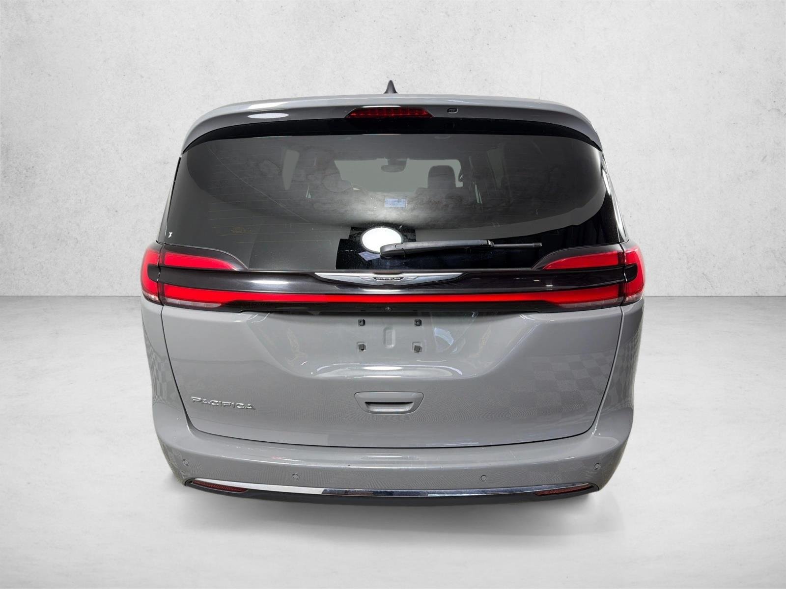 Used 2025 Ceramic Gray Clearcoat Chrysler Select image 4