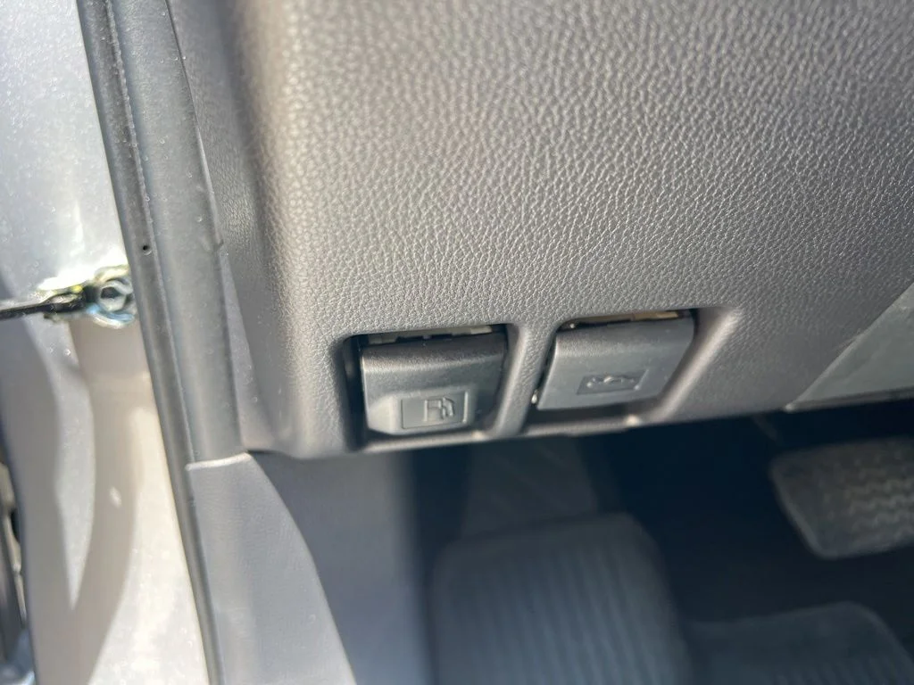 Used 2025  Toyota XLE image 41
