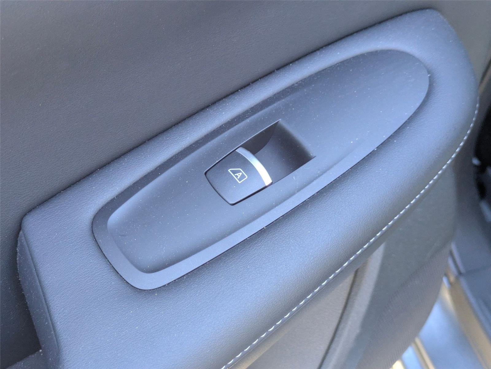 Used 2020  INFINITI  image 25