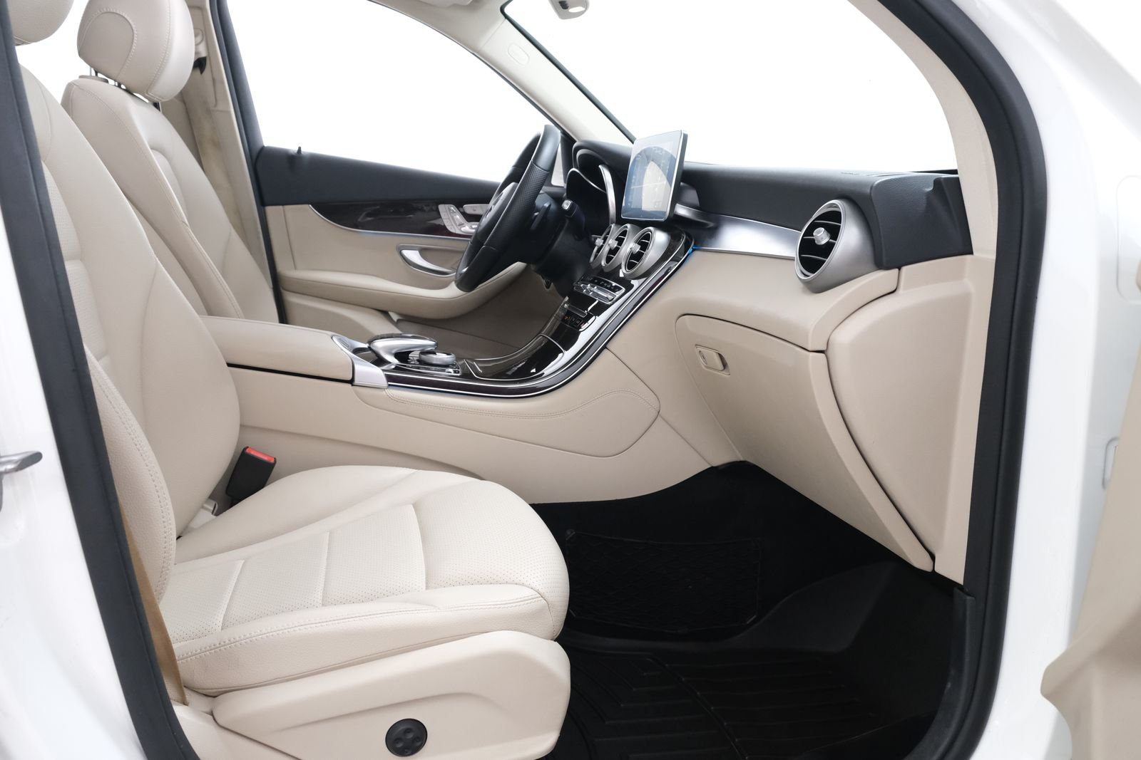 Used 2017 designo Diamond White Metallic Mercedes-Benz GLC 300 image 40