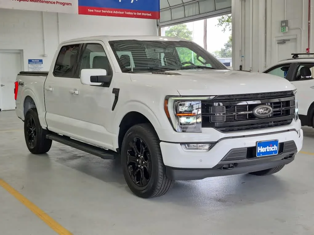 Certified Used 2023 Oxford White Ford LARIAT image 3