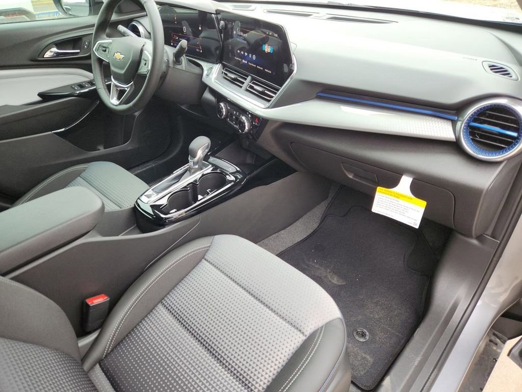 2025 Chevrolet Trax LT - Photo 26