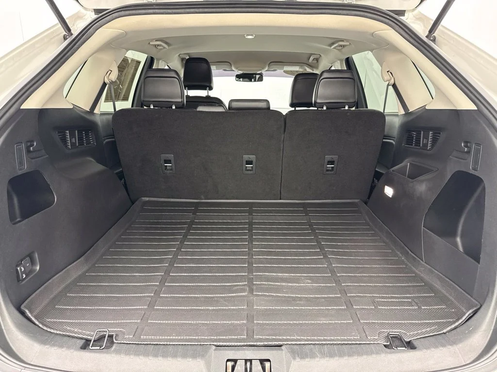 Used 2022 White Ford SEL image 11