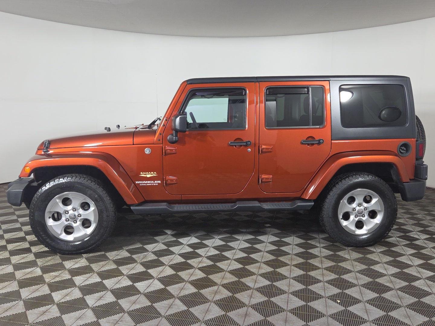 Used 2014 Copperhead Pearlcoat Jeep Sahara image 3