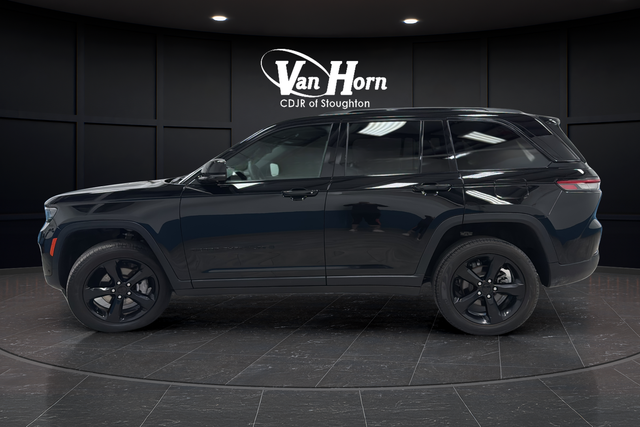 Used 2024 Diamond Black Crystal Pearlcoat Jeep Limited image 4