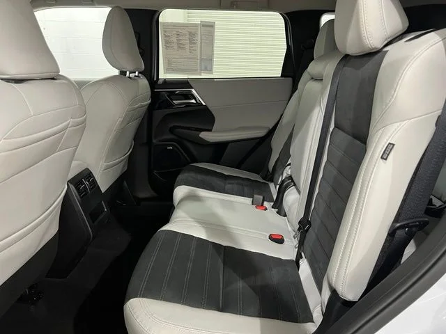 Used 2025 White Mitsubishi SE image 19